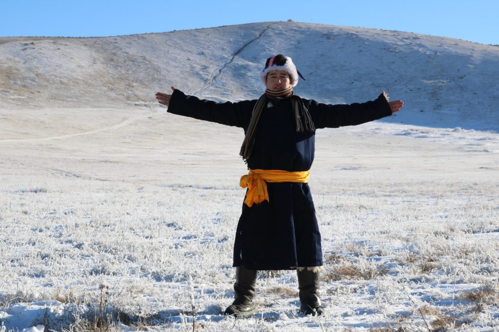 Un uomo in piedi su un campo coperto di neve